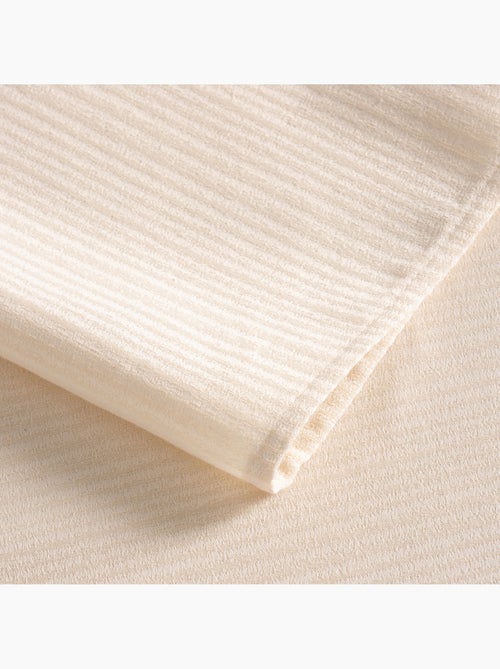 Nappe antitache avec tissu texturé à fines rayures - Gamusi. - Kiabi Nappe antitache avec tissu texturé à fines rayures - Gamusi. - Kiabi