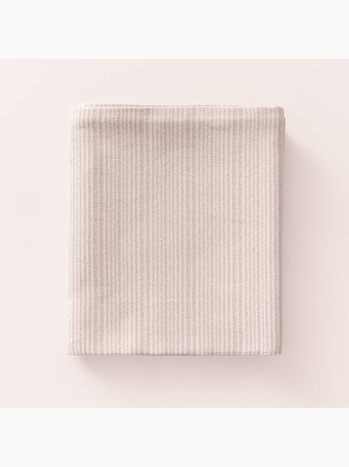 Nappe antitache avec tissu texturé à fines rayures - Gamusi. - Kiabi Nappe antitache avec tissu texturé à fines rayures - Gamusi. - Kiabi