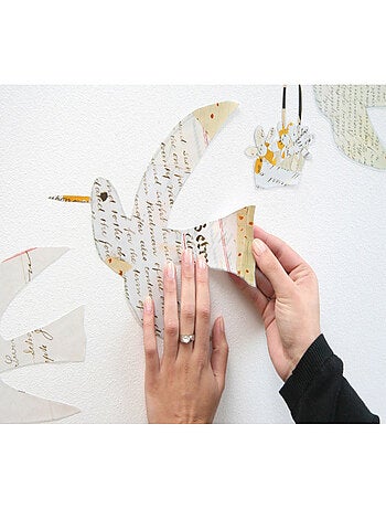 Nostalgia, Sticker mural six oiseaux qui portent des paniers avec motifs écritures - 50x70 cm