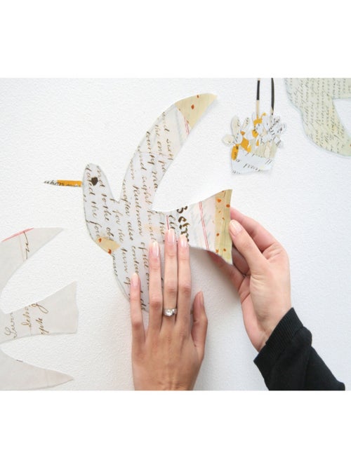 Nostalgia, Sticker mural six oiseaux qui portent des paniers avec motifs écritures - 50x70 cm - Kiabi