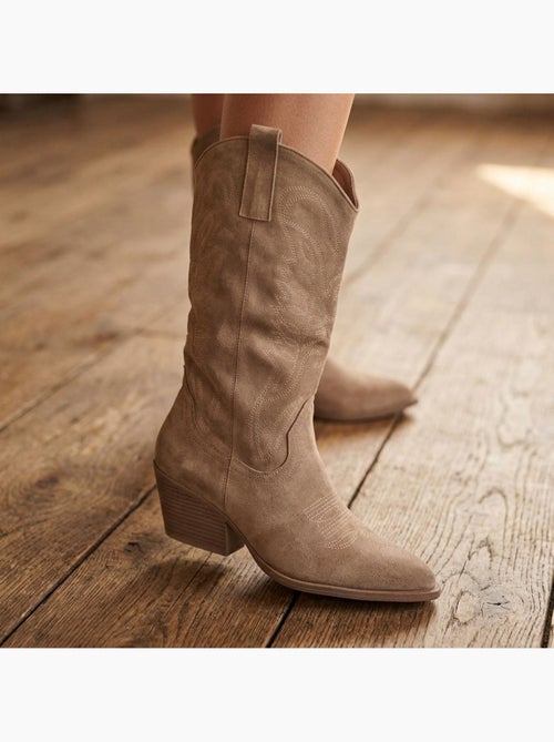 OZABI Bottes Santiag Femme Haute Tige Suédine Talon Bloc 6 cm Bout Pointu - Kiabi OZABI Bottes Santiag Femme Haute Tige Suédine Talon Bloc 6 cm Bout Pointu - Kiabi