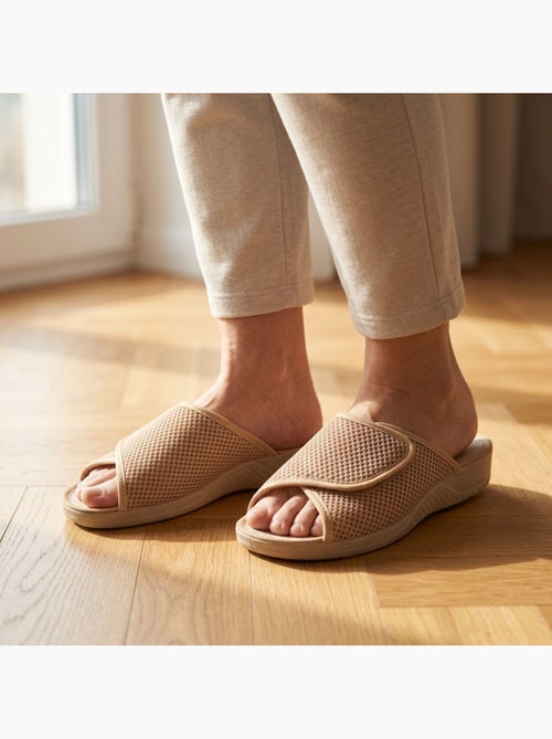 OZABI-Pantoufle Mule Femme Mesh Microperfore Scratch Ajustable Fabriquee en Espagne - Kiabi OZABI-Pantoufle Mule Femme Mesh Microperfore Scratch Ajustable Fabriquee en Espagne - Kiabi