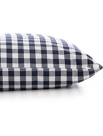Pack de deux housses de coussin à carreaux vichy, en tissu imperméable.