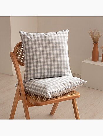 Pack de deux housses de coussin à carreaux vichy, en tissu imperméable.