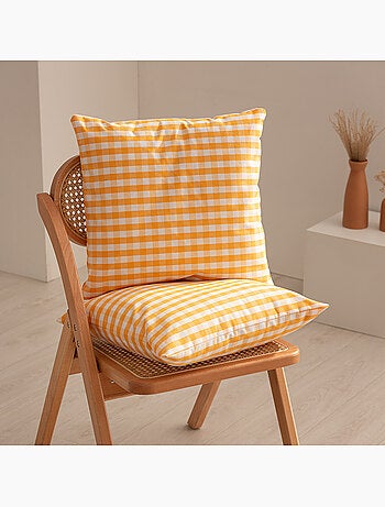 Pack de deux housses de coussin à carreaux vichy, en tissu imperméable.