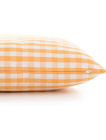 Pack de deux housses de coussin à carreaux vichy, en tissu imperméable.