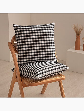 Pack de deux housses de coussin à carreaux vichy, en tissu imperméable.