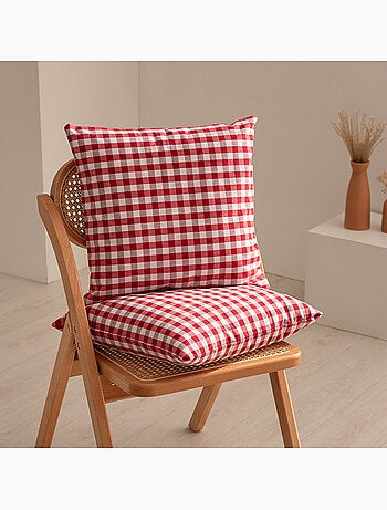 Pack de deux housses de coussin à carreaux vichy, en tissu imperméable.