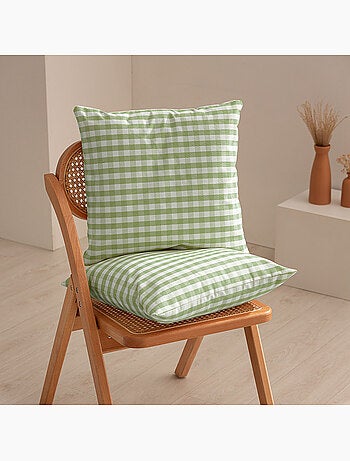 Pack de deux housses de coussin à carreaux vichy, en tissu imperméable.