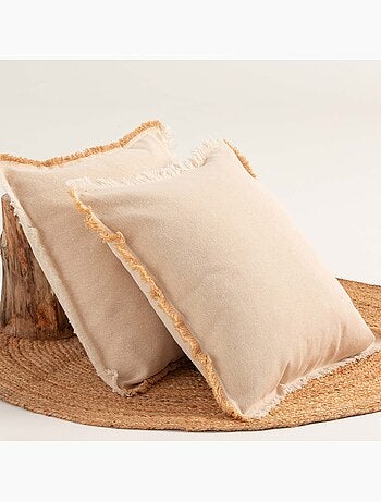 Pack de deux housses de coussin unies en tissu texturé en relief, avec franges.