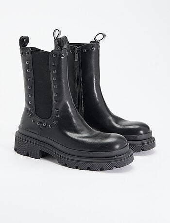 Paire de boots à talon avec clous fantaisie