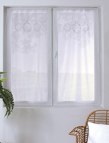 Paire de petits voilages ornée de broderies