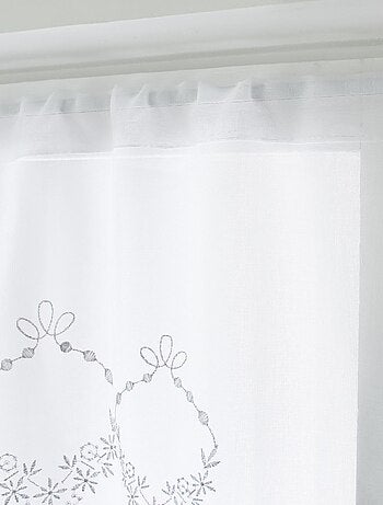 Paire de petits voilages ornée de broderies