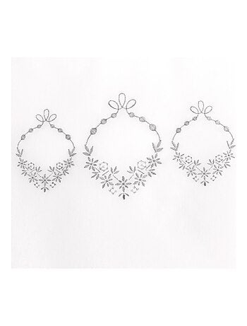 Paire de petits voilages ornée de broderies