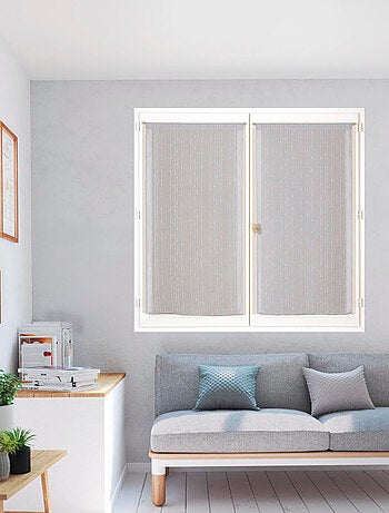 Paire de voilages brodé, vitrage finition passe-tringle.