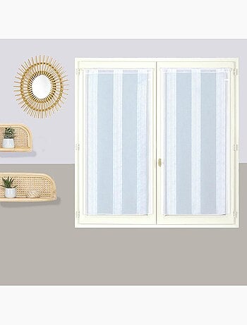 Paire de voilages étamine fines rayures, vitrage finition passe-tringle.