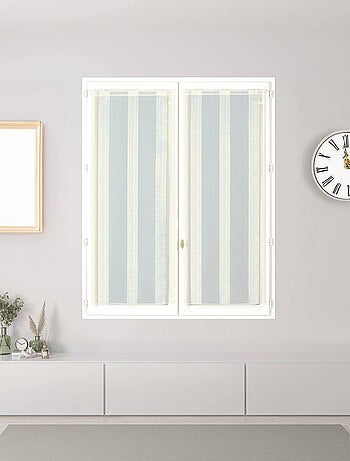 Paire de voilages étamine fines rayures, vitrage finition passe-tringle.
