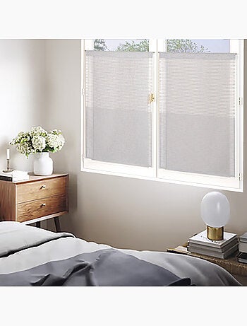 Paire de voilages étamine rayée dans le haut, vitrage finition passe-tringle.