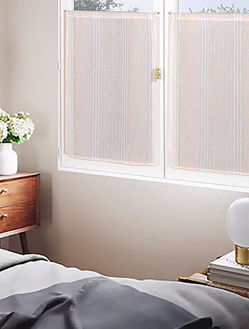 Paire de voilages étamine rayée, vitrage finition passe-tringle.