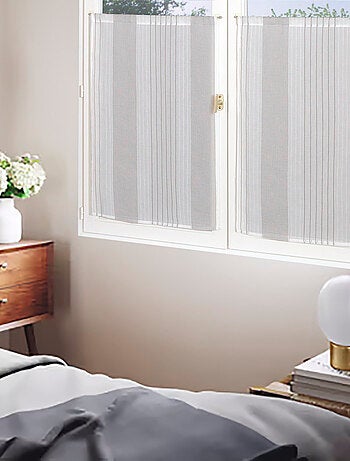 Paire de voilages étamine rayée, vitrage finition passe-tringle.