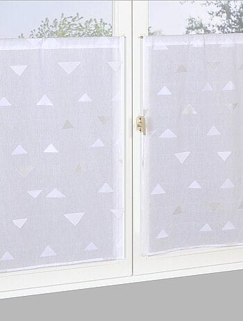 Paire de Voilages Jacquard motifs triangulaire, finition passe-tringle, vitrages.