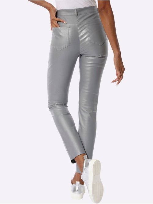 Pantalon 5 poches coupe 5 poches moderne - taille courte - helline - Kiabi Pantalon 5 poches coupe 5 poches moderne - taille courte - helline - Kiabi