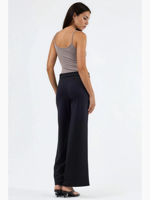 Pantalon à jambe droite taille haute avec ceinture busem - Kiabi Pantalon à jambe droite taille haute avec ceinture busem - Kiabi
