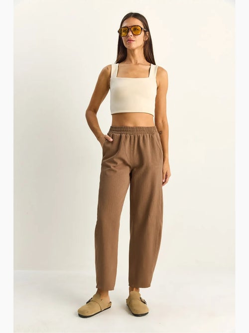 Pantalon à jambes droites avec taille élastique et poches lucci - Kiabi Pantalon à jambes droites avec taille élastique et poches lucci - Kiabi