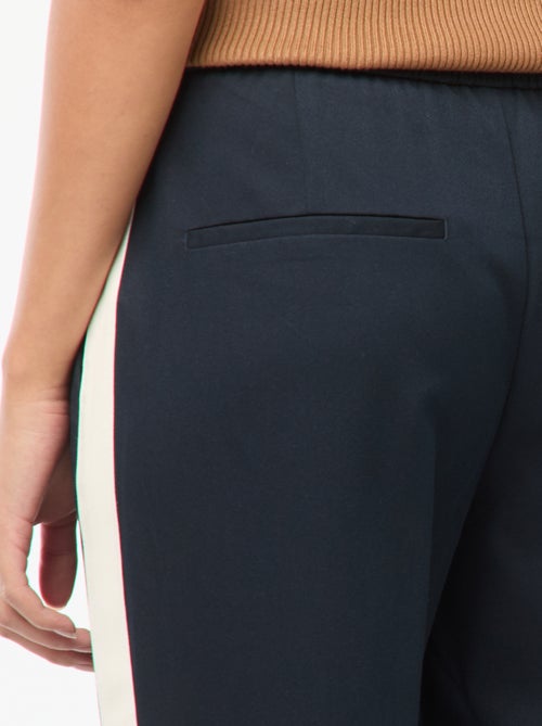 Pantalon à pinces avec bandes sur le côté - Kiabi