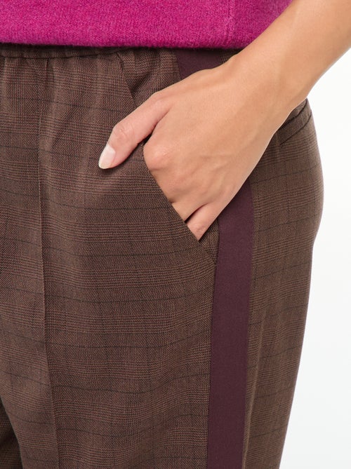 Pantalon à pinces avec bandes sur le côté - Kiabi