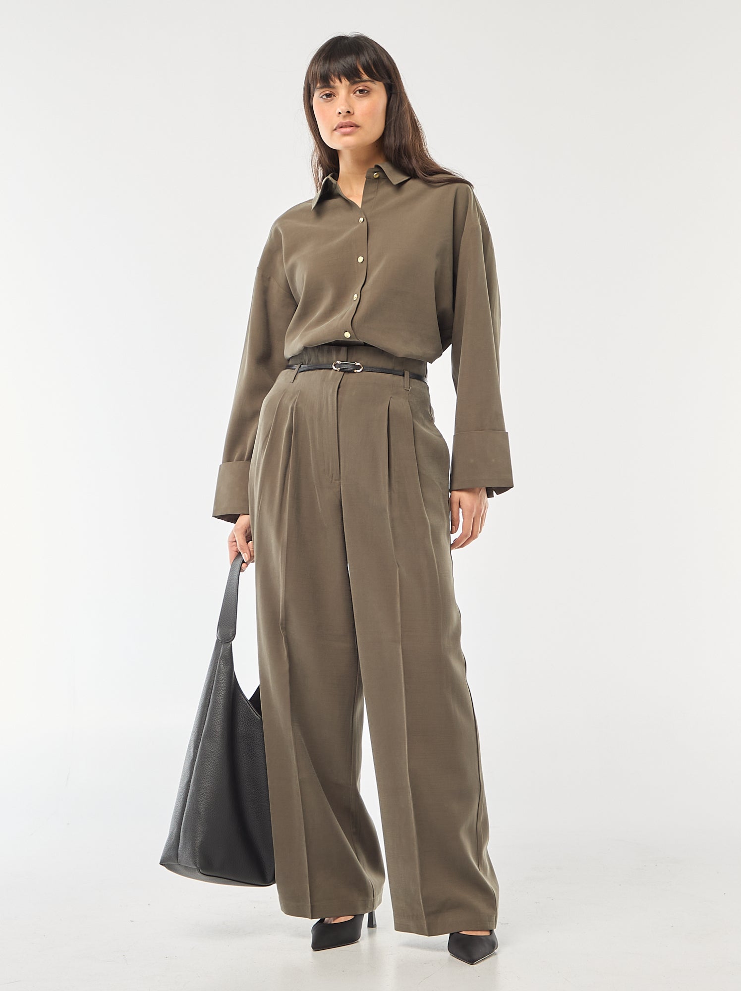 Pantalon à pinces avec ceinture intégrée