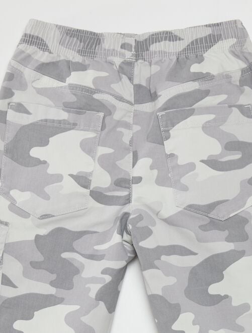 Pantalon avec poches et motif camouflage - Kiabi