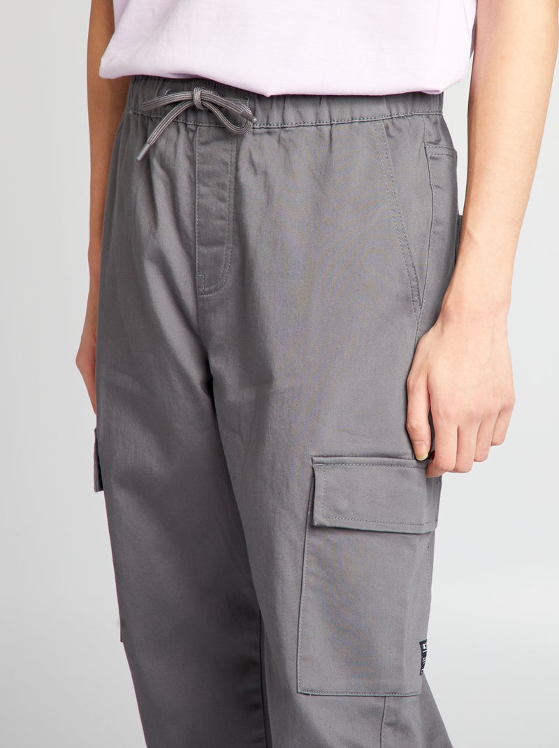 Pantalon avec poches sur les côtés Gris - Kiabi