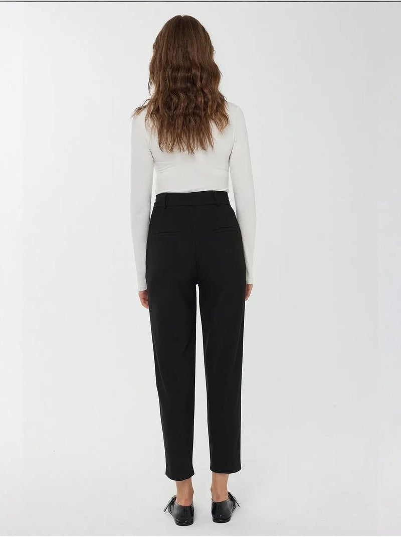 Pantalon basique coupe carotte Noir - Kiabi