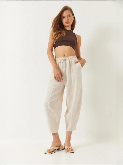 Pantalon bianco à taille élastique et entrejambe bas avec poches lucci - Kiabi Pantalon bianco à taille élastique et entrejambe bas avec poches lucci - Kiabi