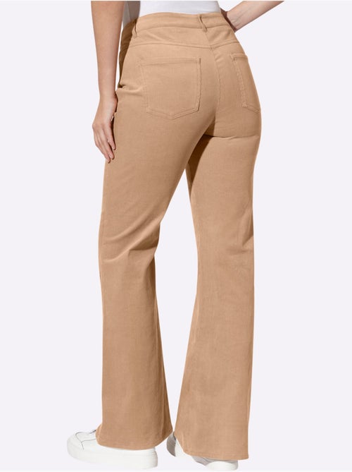 Pantalon bootcut coupe 5 poches moderne - taille standard - helline - Kiabi Pantalon bootcut coupe 5 poches moderne - taille standard - helline - Kiabi
