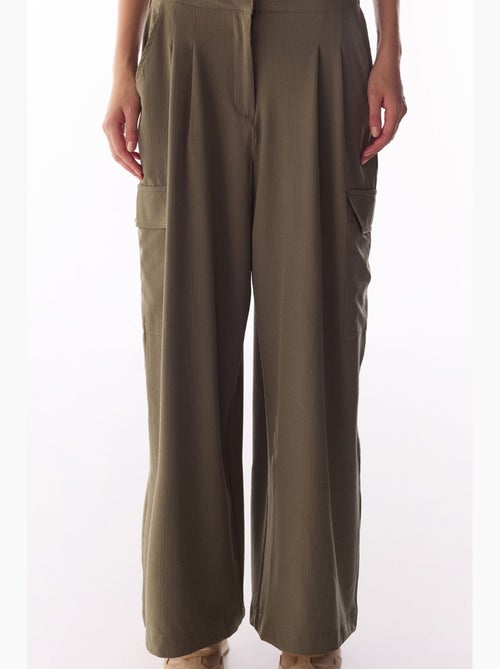 Pantalon cargo parachute plissé à taille haute penti - Kiabi Pantalon cargo parachute plissé à taille haute penti - Kiabi