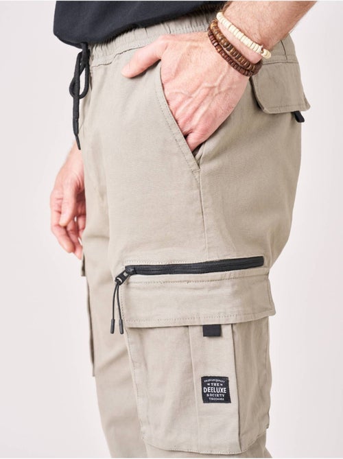 Pantalon cargo régular homme en coton stretch 'Deeluxe' - Kiabi Pantalon cargo régular homme en coton stretch 'Deeluxe' - Kiabi