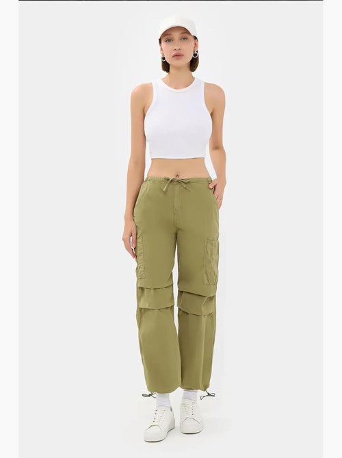 Pantalon cargo taille mi-haute avec cordon de serrage hiccup - Kiabi Pantalon cargo taille mi-haute avec cordon de serrage hiccup - Kiabi