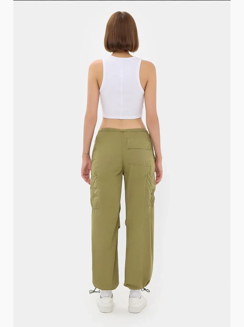 Pantalon cargo taille mi-haute avec cordon de serrage hiccup - Kiabi Pantalon cargo taille mi-haute avec cordon de serrage hiccup - Kiabi