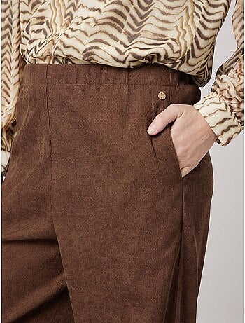 Pantalon carotte femme en velours côtelé 'deeluxe'