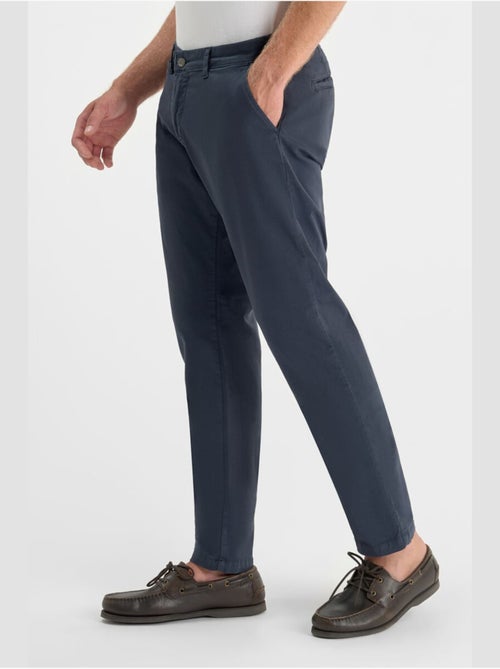 Pantalon CESAR chino 'Le Temps Des Cerises' - Kiabi Pantalon CESAR chino 'Le Temps Des Cerises' - Kiabi