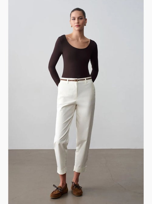 Pantalon chino droit ceinturé en gabardine dilvin - Kiabi Pantalon chino droit ceinturé en gabardine dilvin - Kiabi
