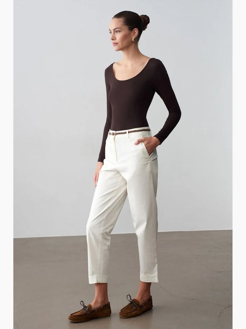 Pantalon chino droit ceinturé en gabardine dilvin - Kiabi Pantalon chino droit ceinturé en gabardine dilvin - Kiabi