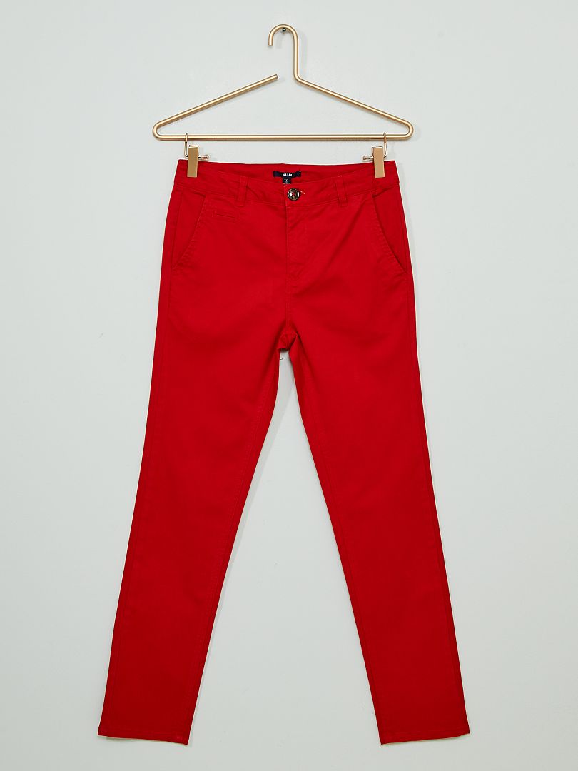 Мелкий мальчик в красных штанах
