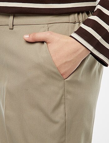 Pantalon cigarette avec ouverture par crochet et zippée