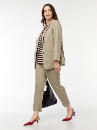 Pantalon cigarette avec ouverture par crochet et zippée
