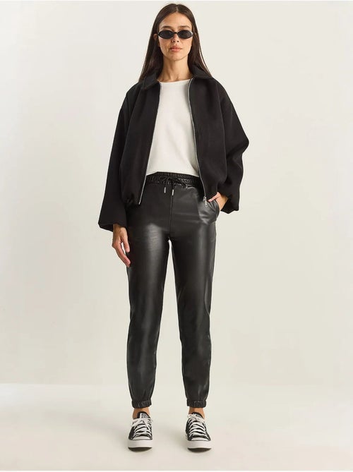 Pantalon de jogging en similicuir avec fermeture à nouer lucci - Kiabi Pantalon de jogging en similicuir avec fermeture à nouer lucci - Kiabi