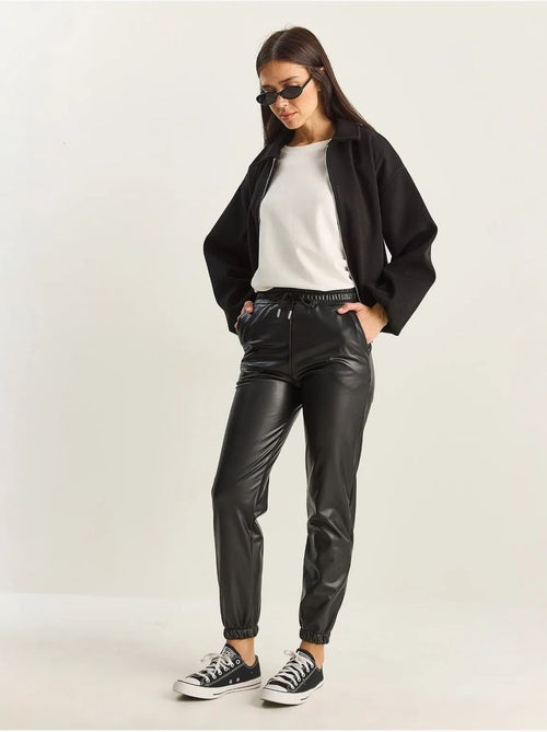 Pantalon de jogging en similicuir avec fermeture à nouer lucci - Kiabi Pantalon de jogging en similicuir avec fermeture à nouer lucci - Kiabi