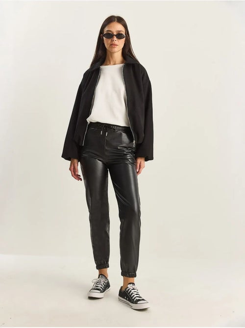 Pantalon de jogging en similicuir avec fermeture à nouer lucci - Kiabi Pantalon de jogging en similicuir avec fermeture à nouer lucci - Kiabi